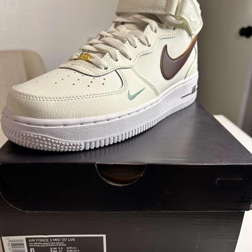 Air Force 1 mid ‘07 LV8 sail/brown basalt-malachite size women’s7.5 /6 for mens